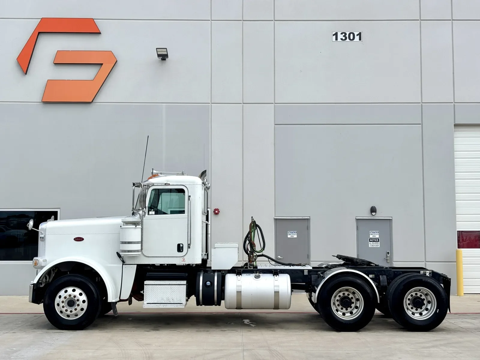 2018 Peterbilt 389 - image 4