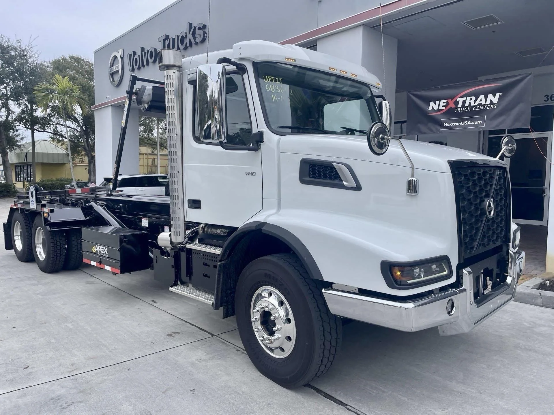 2027 Volvo VHD 300 in Fort Lauderdale, FL — photo 2