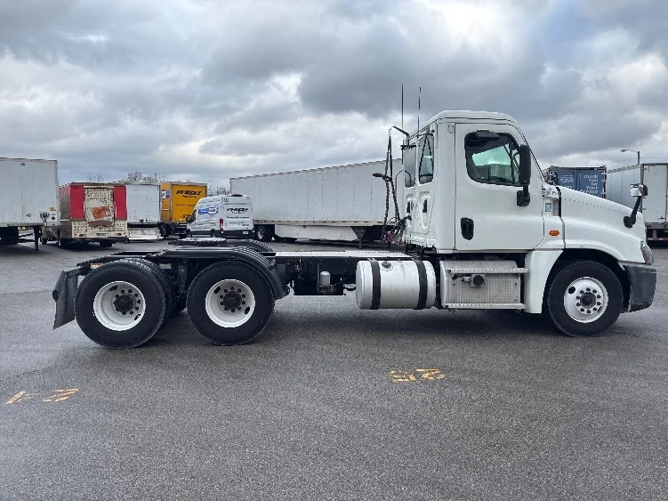 2020 Freightliner Cascadia in South Bend, IN — photo 8