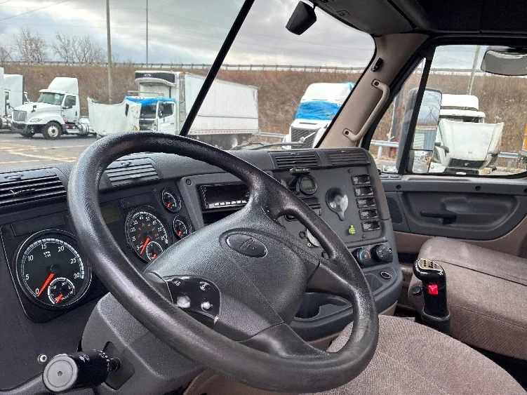 2020 Freightliner Cascadia in South Bend, IN — photo 10