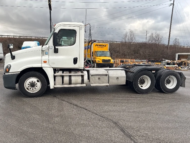 2020 Freightliner Cascadia in South Bend, IN — photo 4