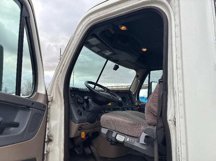 2020 Freightliner Cascadia in South Bend, IN — photo 9