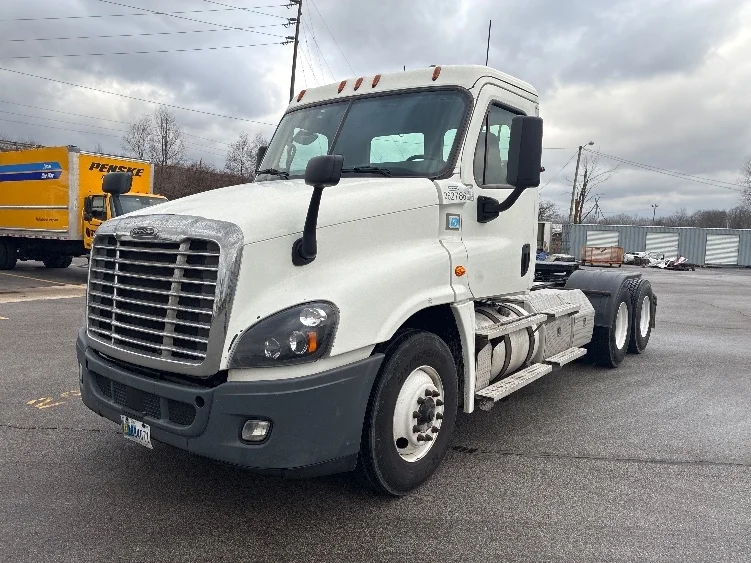 2020 Freightliner Cascadia in South Bend, IN — photo 3