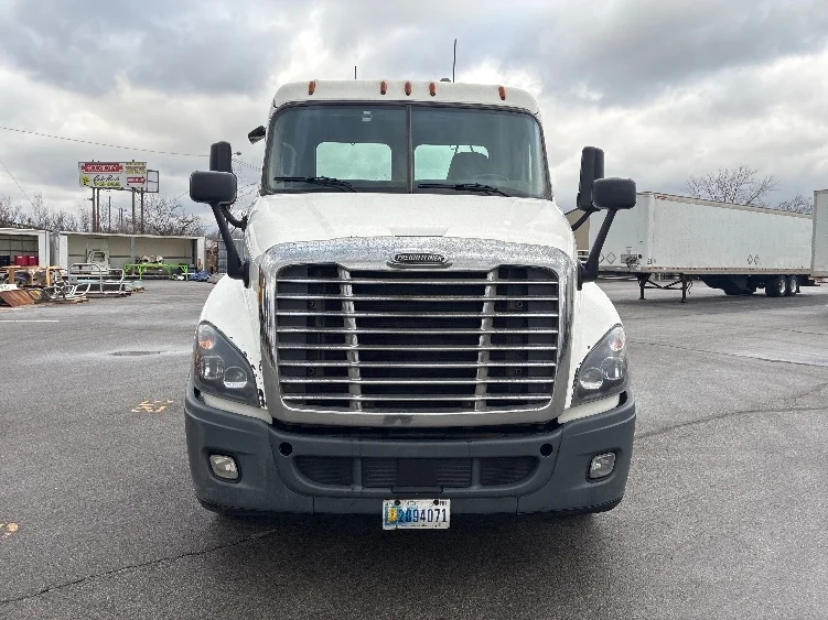 2020 Freightliner Cascadia in South Bend, IN — photo 2