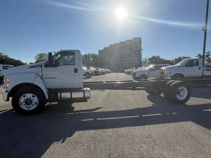 2027 Ford F-650 — photo 3
