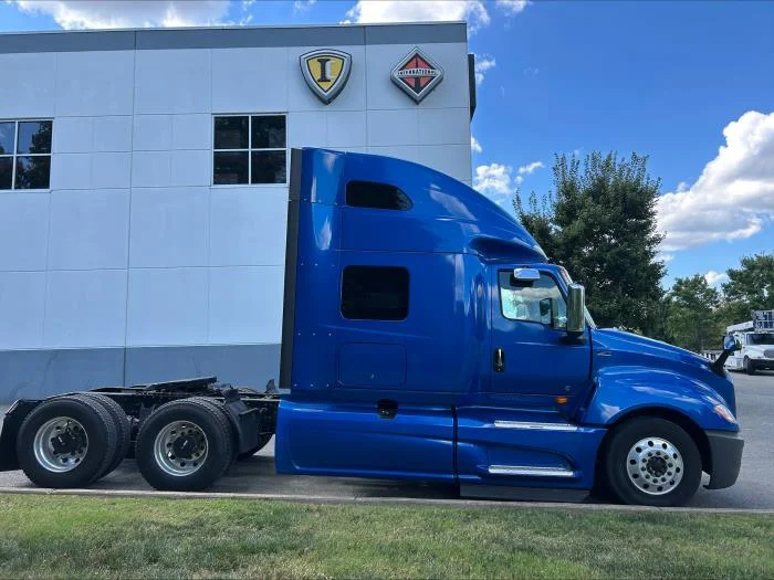 2020 International LT - image 12