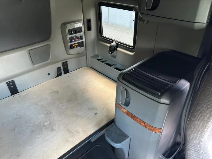 2020 International LT - image 6