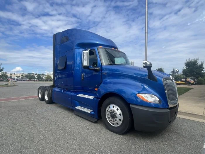 2020 International LT - image 5