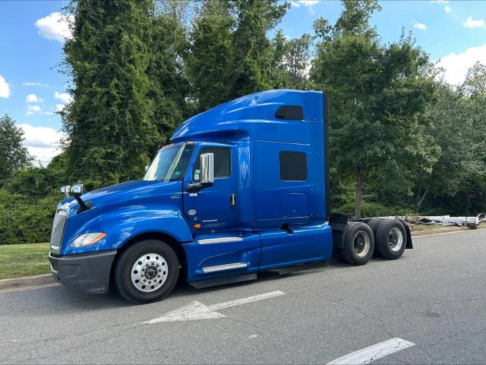 2020 International LT - image 13