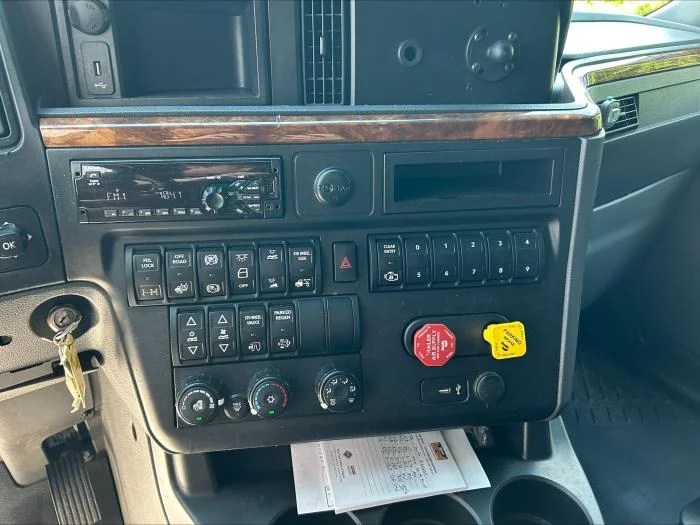 2020 International LT - image 21