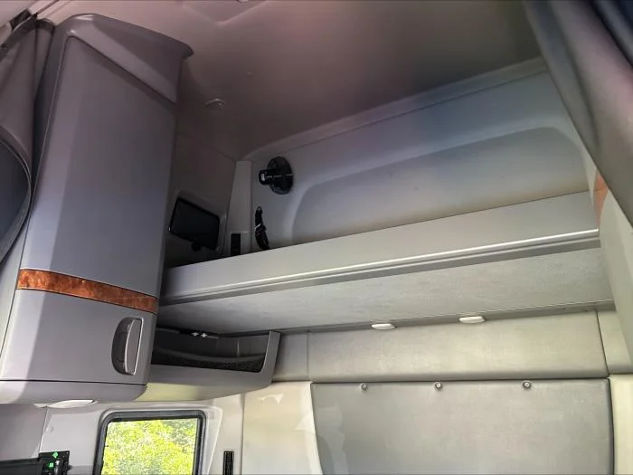 2020 International LT - image 20