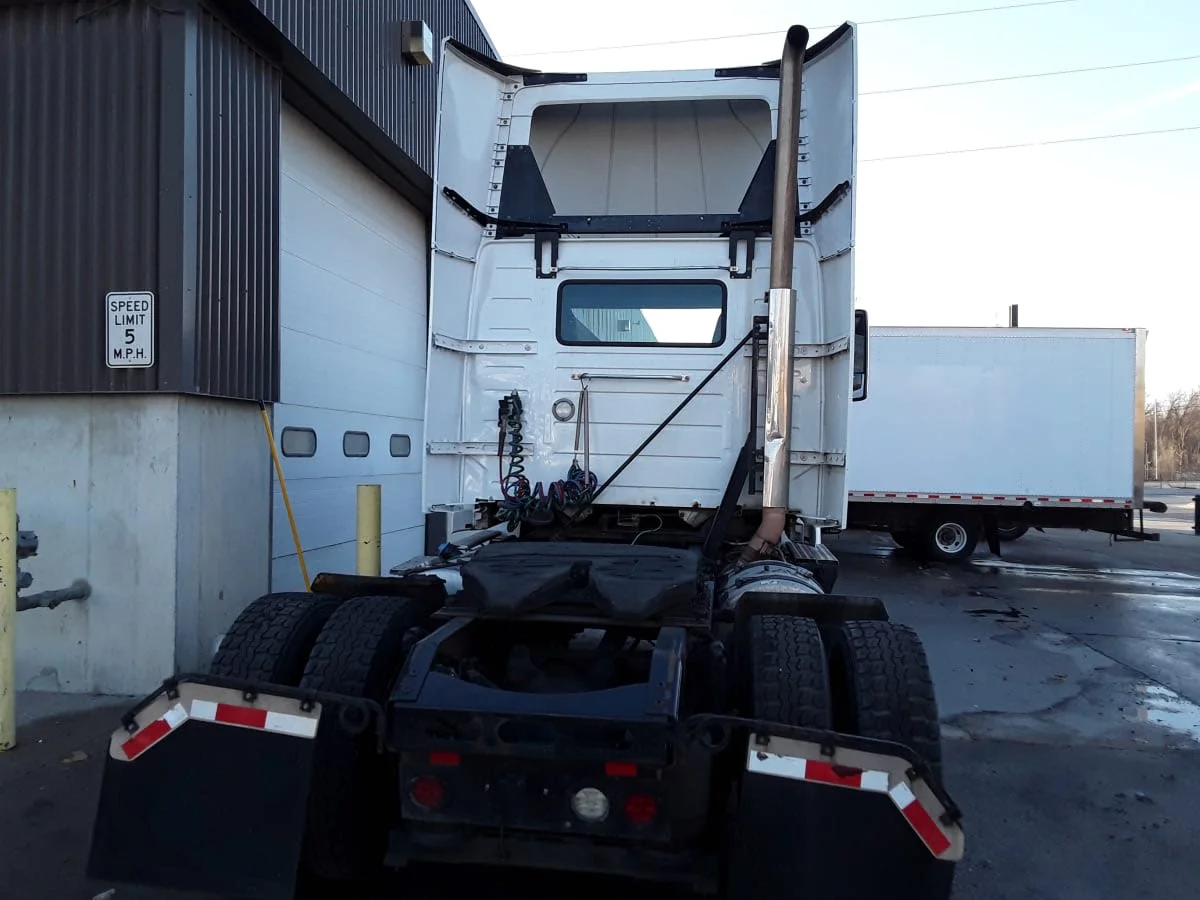 2019 Volvo VNR 660 in Kansas City, MO — photo 5