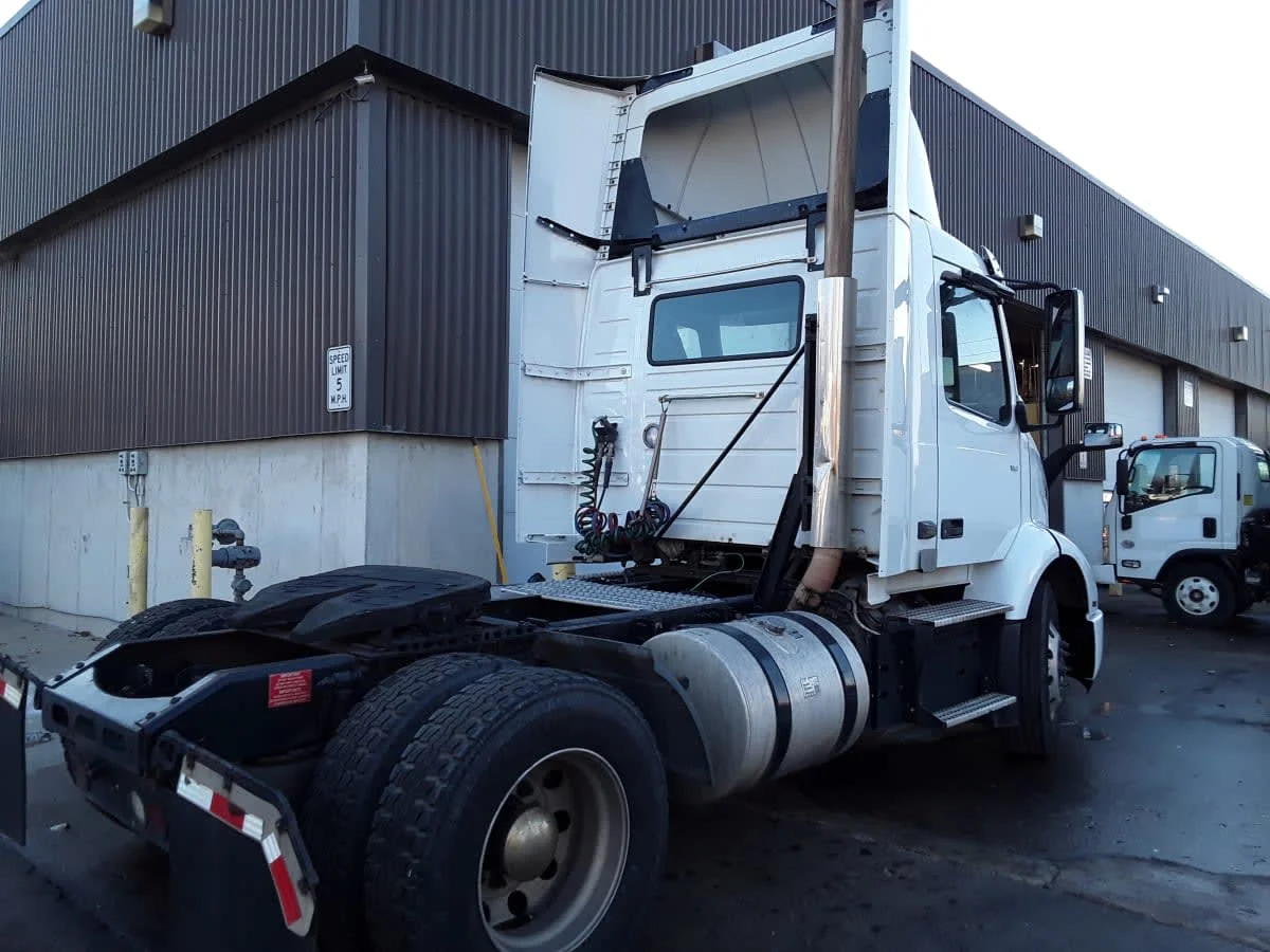 2019 Volvo VNR 660 in Kansas City, MO — photo 4