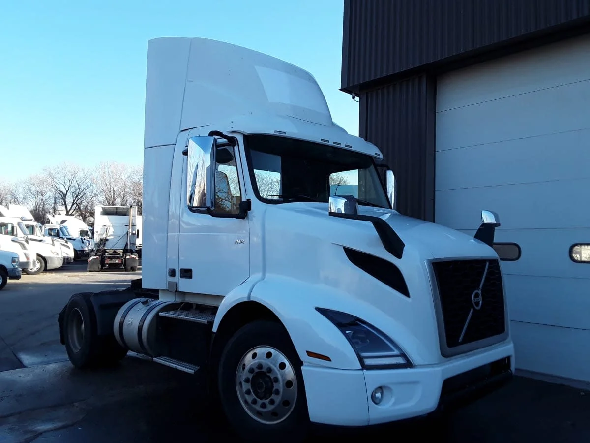 2019 Volvo VNR 660 in Kansas City, MO — photo 3