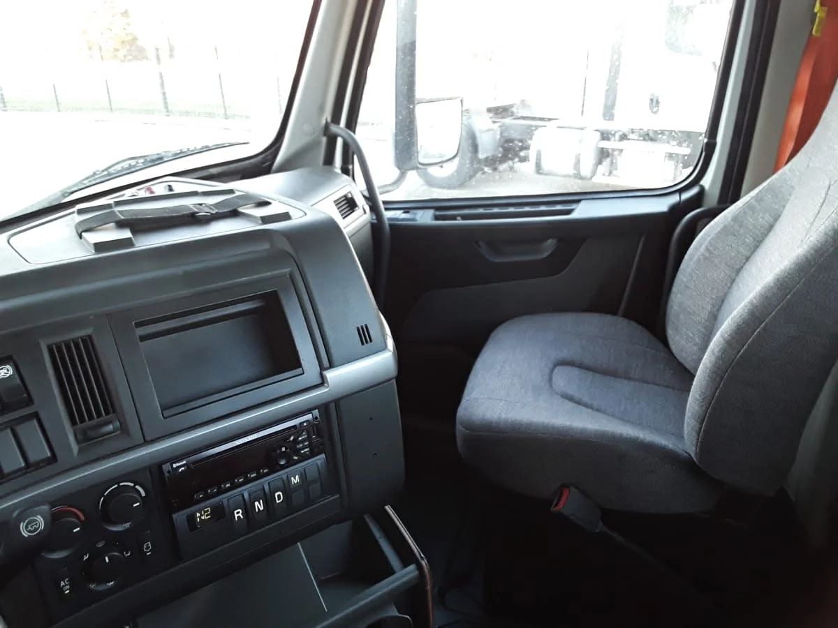 2019 Volvo VNR 660 in Kansas City, MO — photo 8