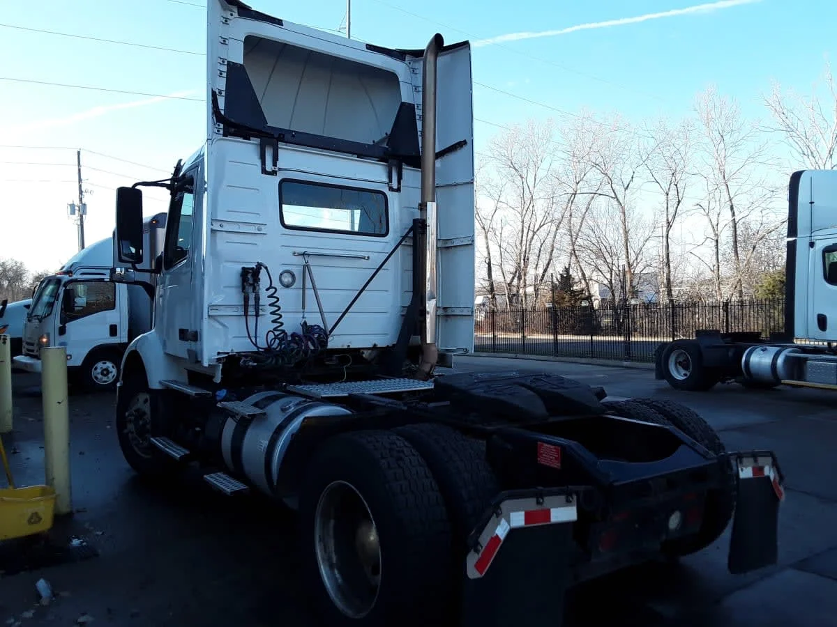 2019 Volvo VNR 660 in Kansas City, MO — photo 6