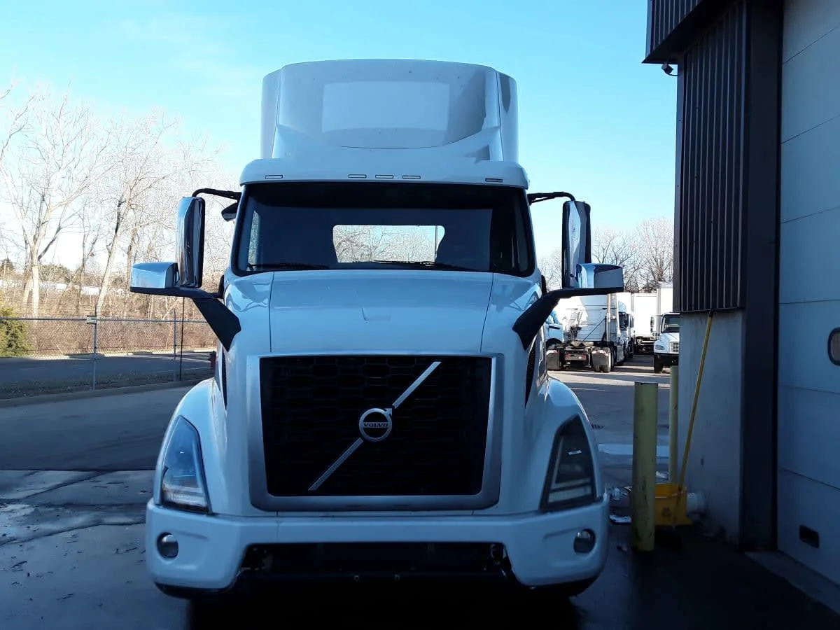 2019 Volvo VNR 660 in Kansas City, MO — photo 2