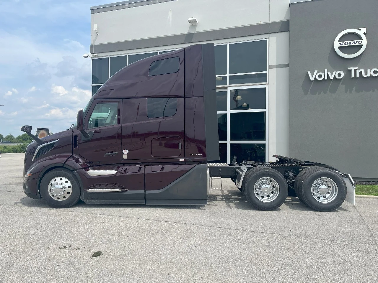 2026 Volvo VNL 660 in Pendleton, IN — photo 8
