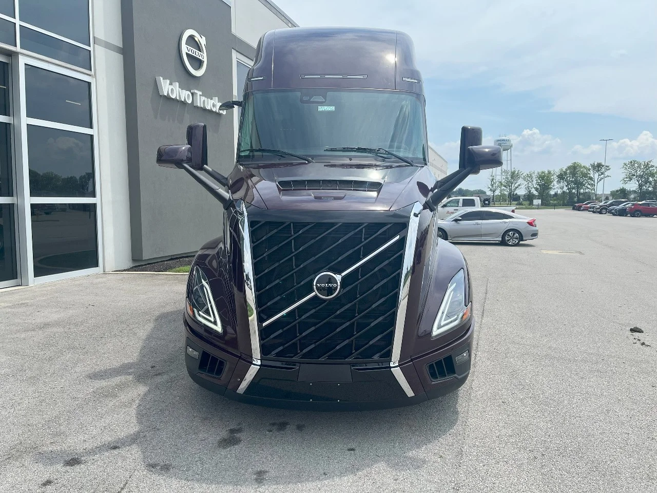 2026 Volvo VNL 660 in Pendleton, IN — photo 2