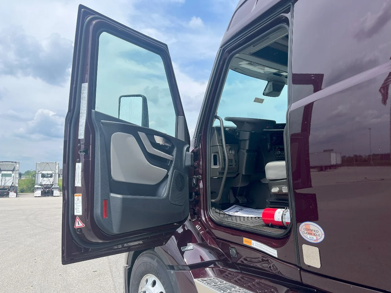2026 Volvo VNL 660 in Pendleton, IN — photo 9
