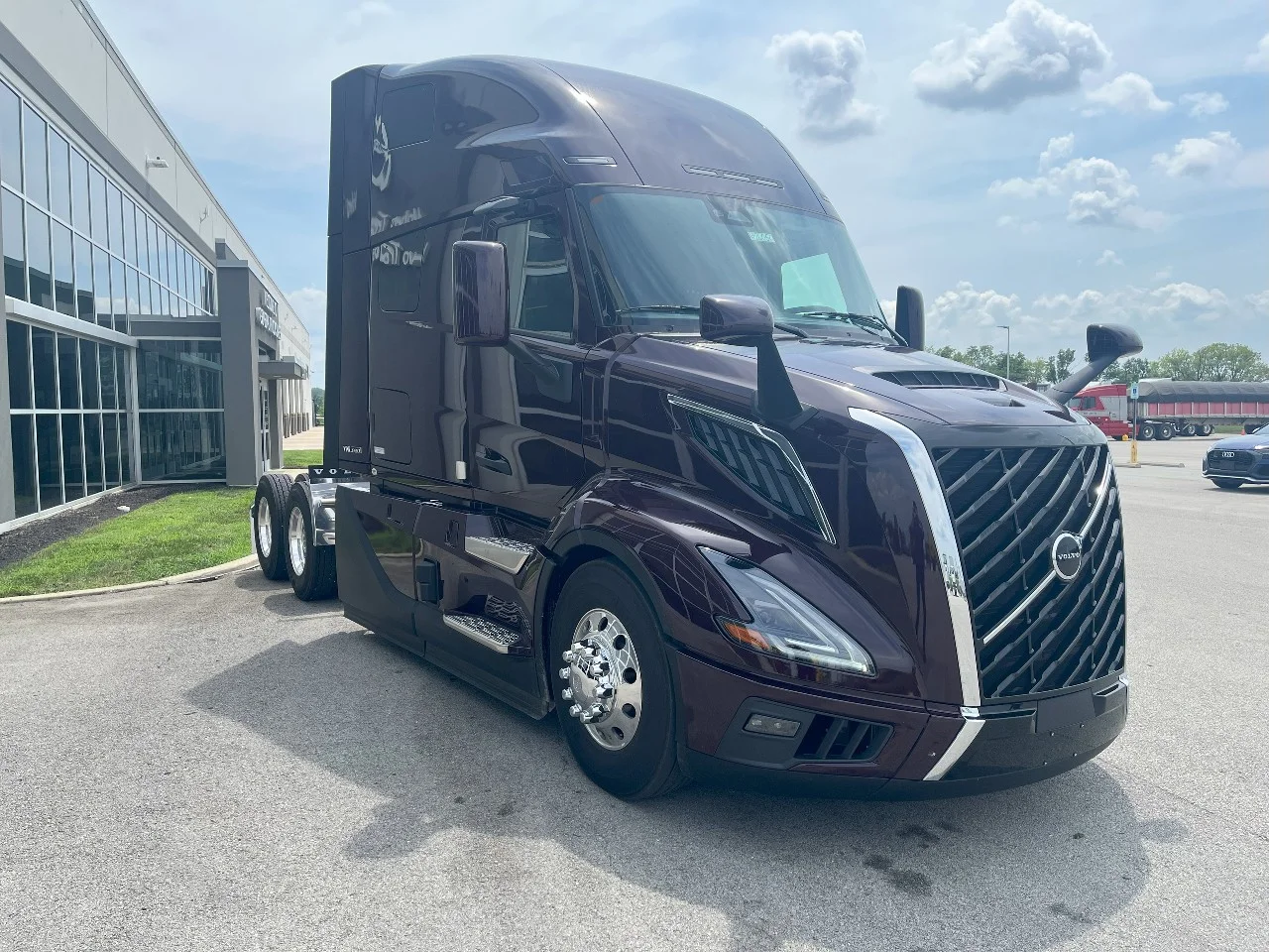 2026 Volvo VNL 660 in Pendleton, IN — photo 3