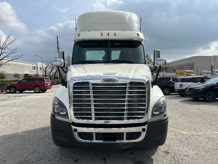 2019 Freightliner Cascadia - image 2