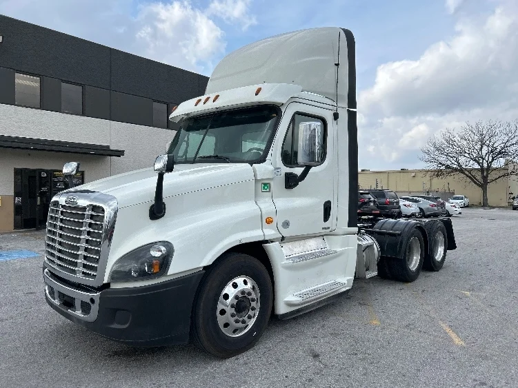 2019 Freightliner Cascadia - image 3
