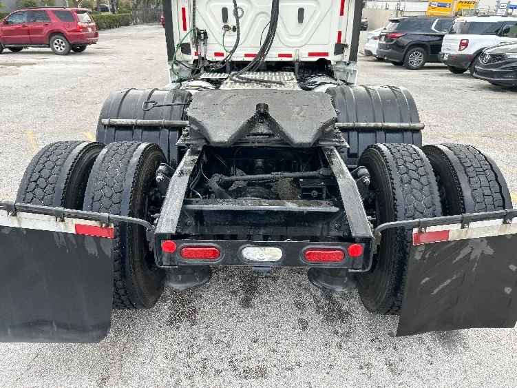 2019 Freightliner Cascadia - image 6