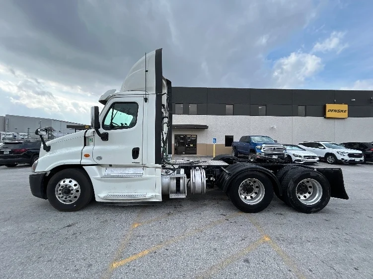 2019 Freightliner Cascadia - image 4