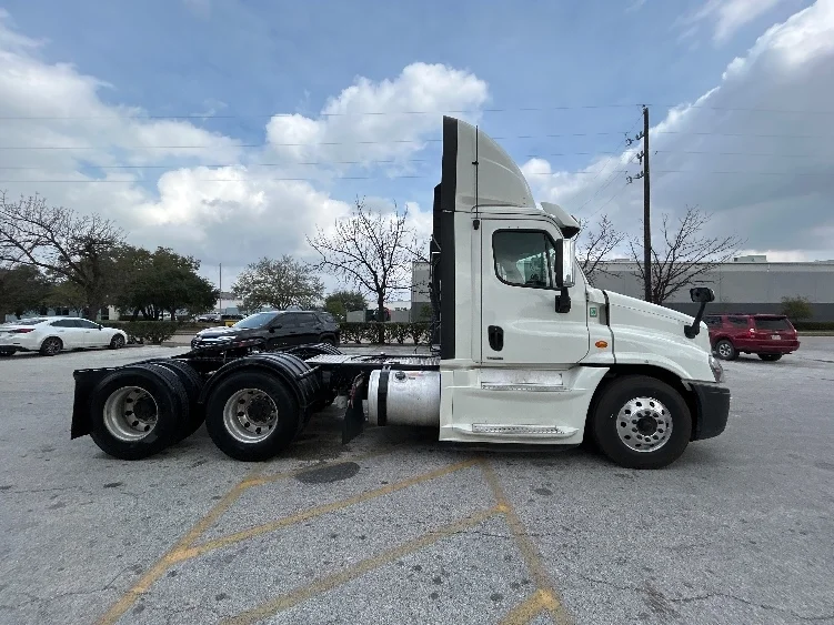 2019 Freightliner Cascadia - image 8