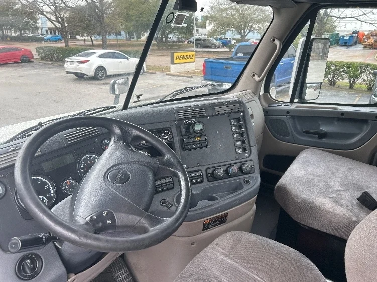 2019 Freightliner Cascadia - image 10