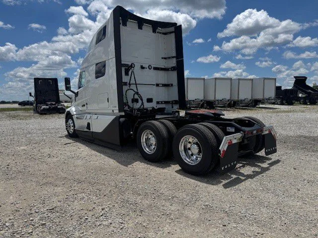 2027 Volvo VNL 860 in London, OH — photo 3