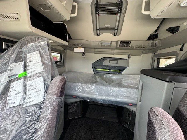 2027 Volvo VNL 860 in London, OH — photo 12