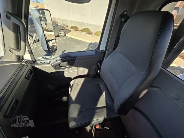 2023 International LT - image 21