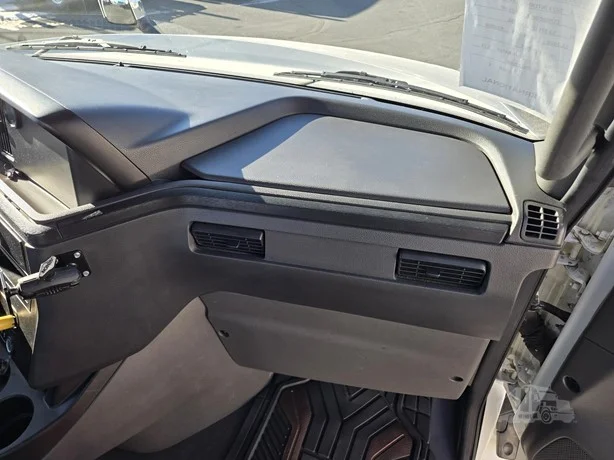 2023 International LT - image 28