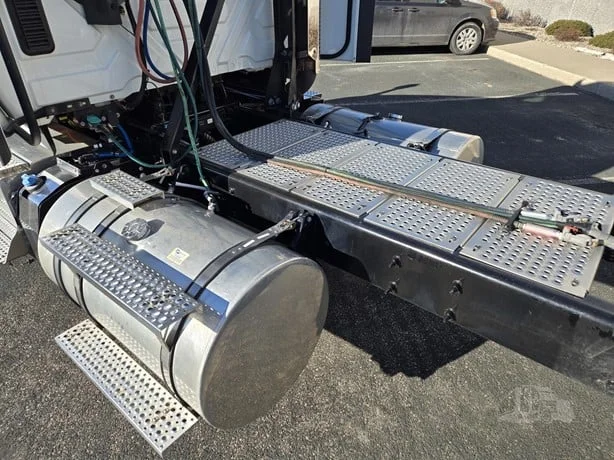 2023 International LT - image 11