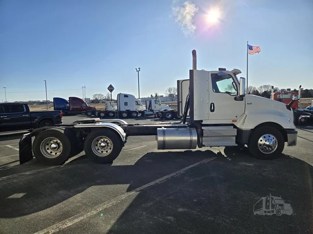 2023 International LT - image 4