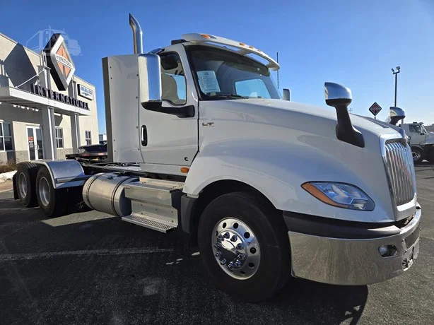 2023 International LT - image 3
