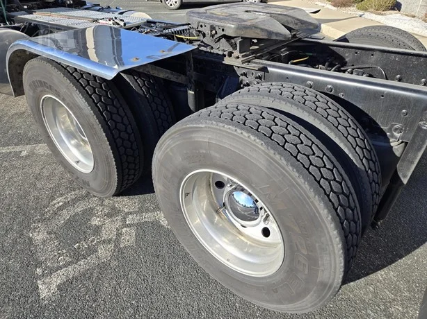 2023 International LT - image 9