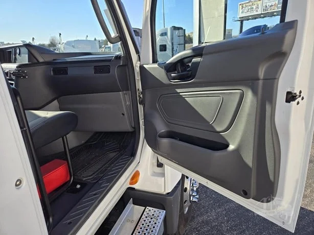 2023 International LT - image 26