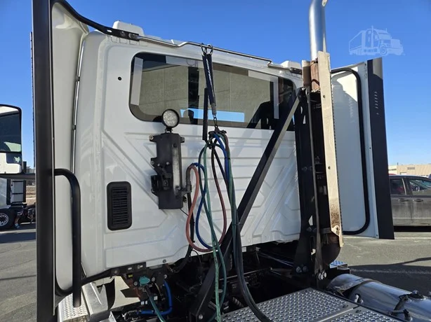 2023 International LT - image 12