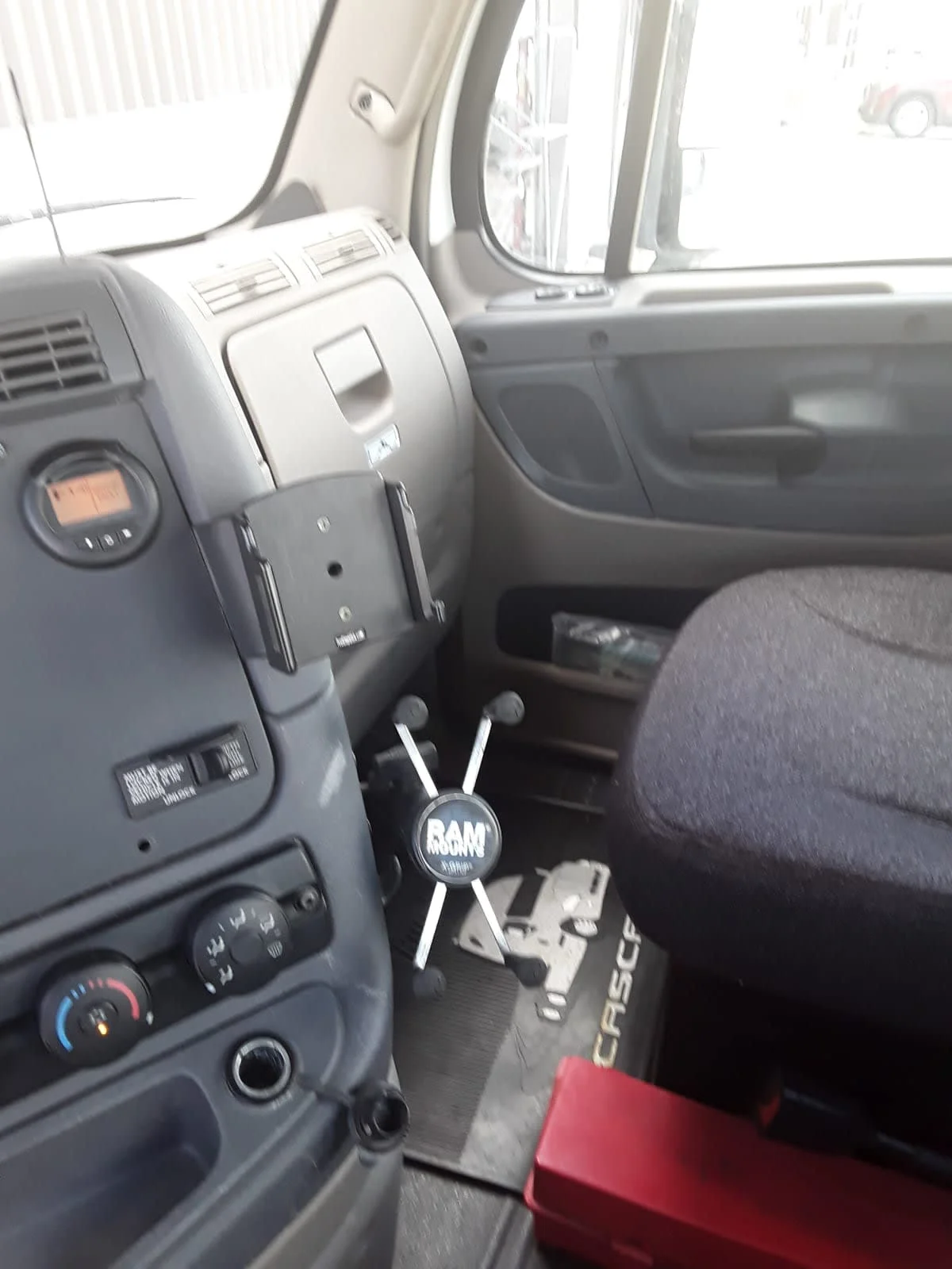 2018 Freightliner Cascadia - image 7