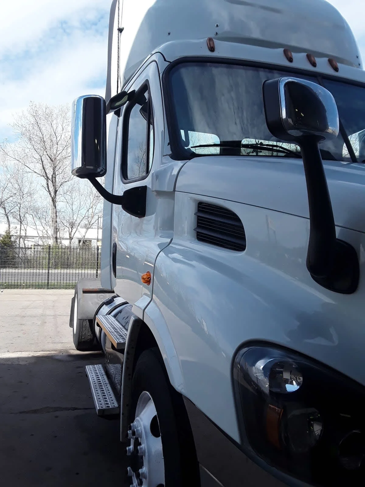2018 Freightliner Cascadia - image 3