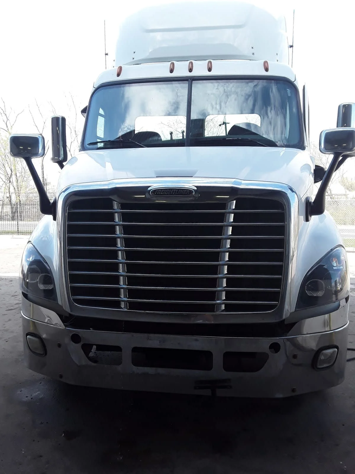 2018 Freightliner Cascadia - image 2