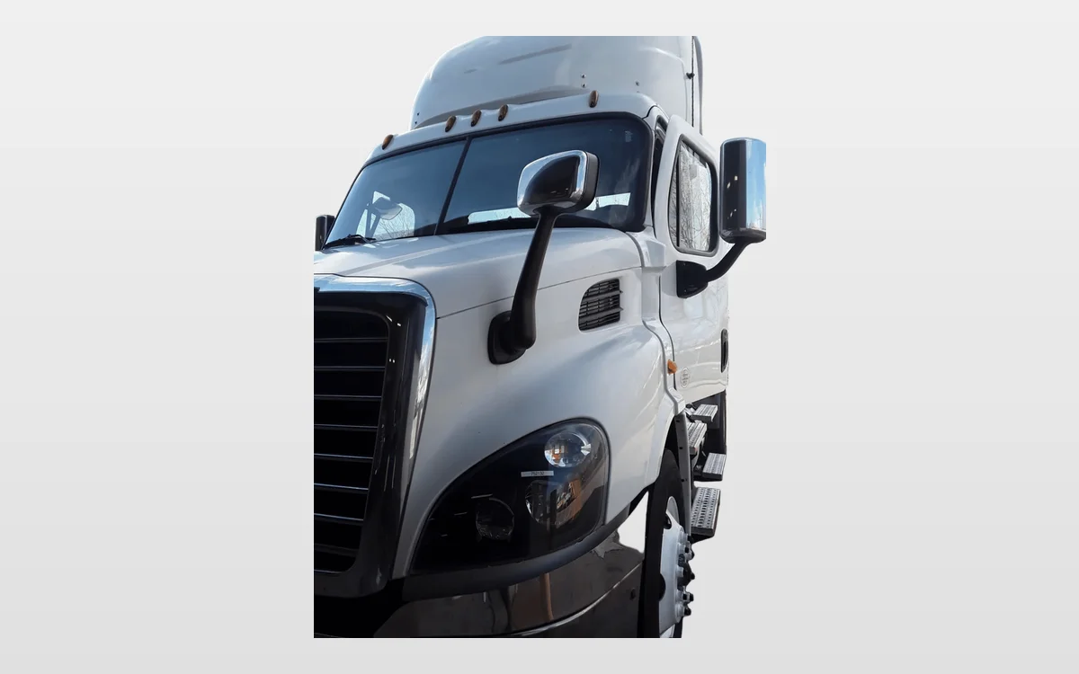 2018 Freightliner Cascadia - image 1