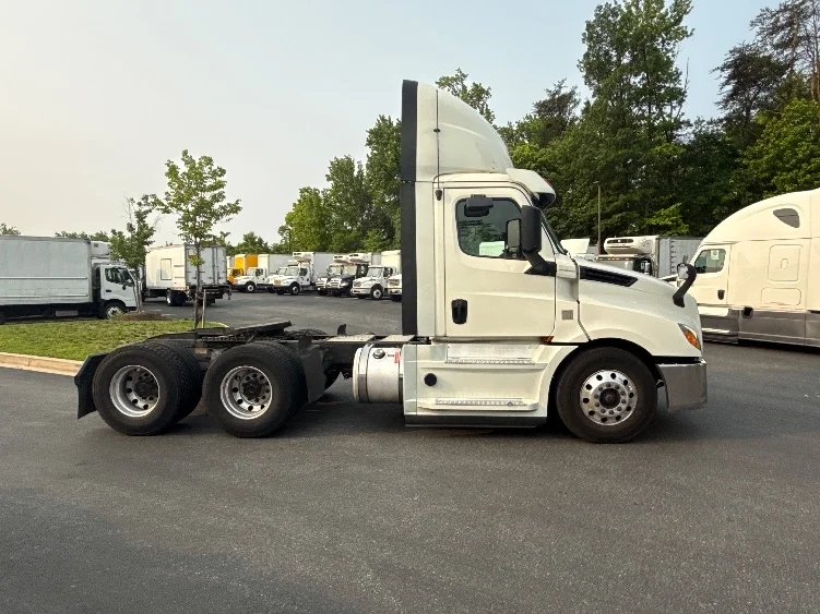 2019 Freightliner Cascadia in Jessup, MD — photo 8