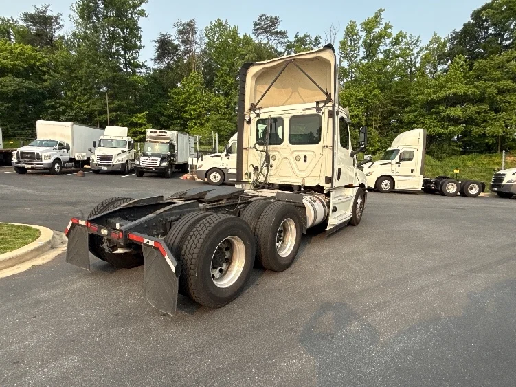 2019 Freightliner Cascadia in Jessup, MD — photo 7