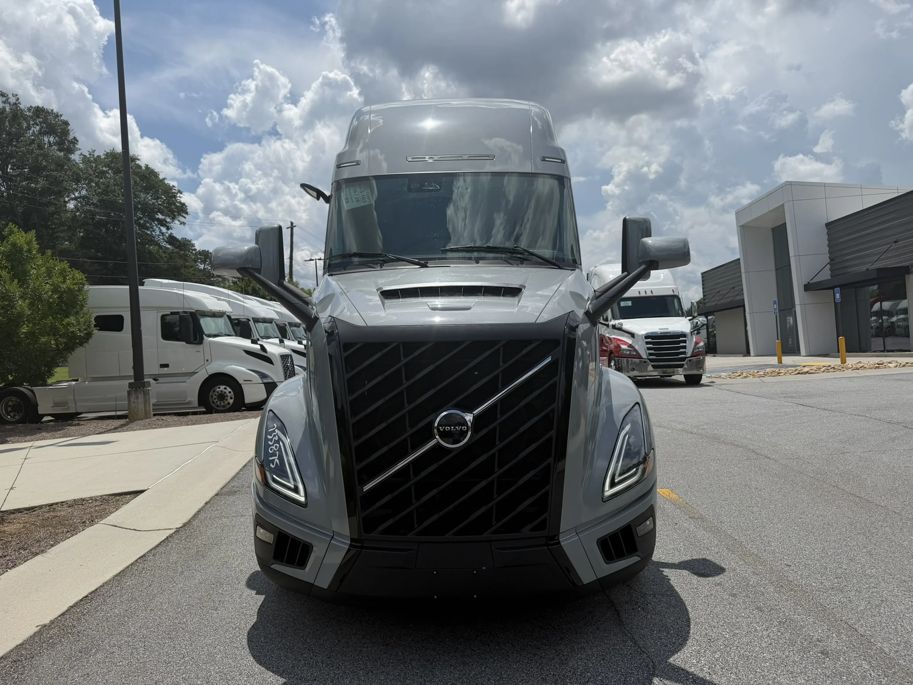 2027 Volvo VNL 860 in Macon, GA — photo 2