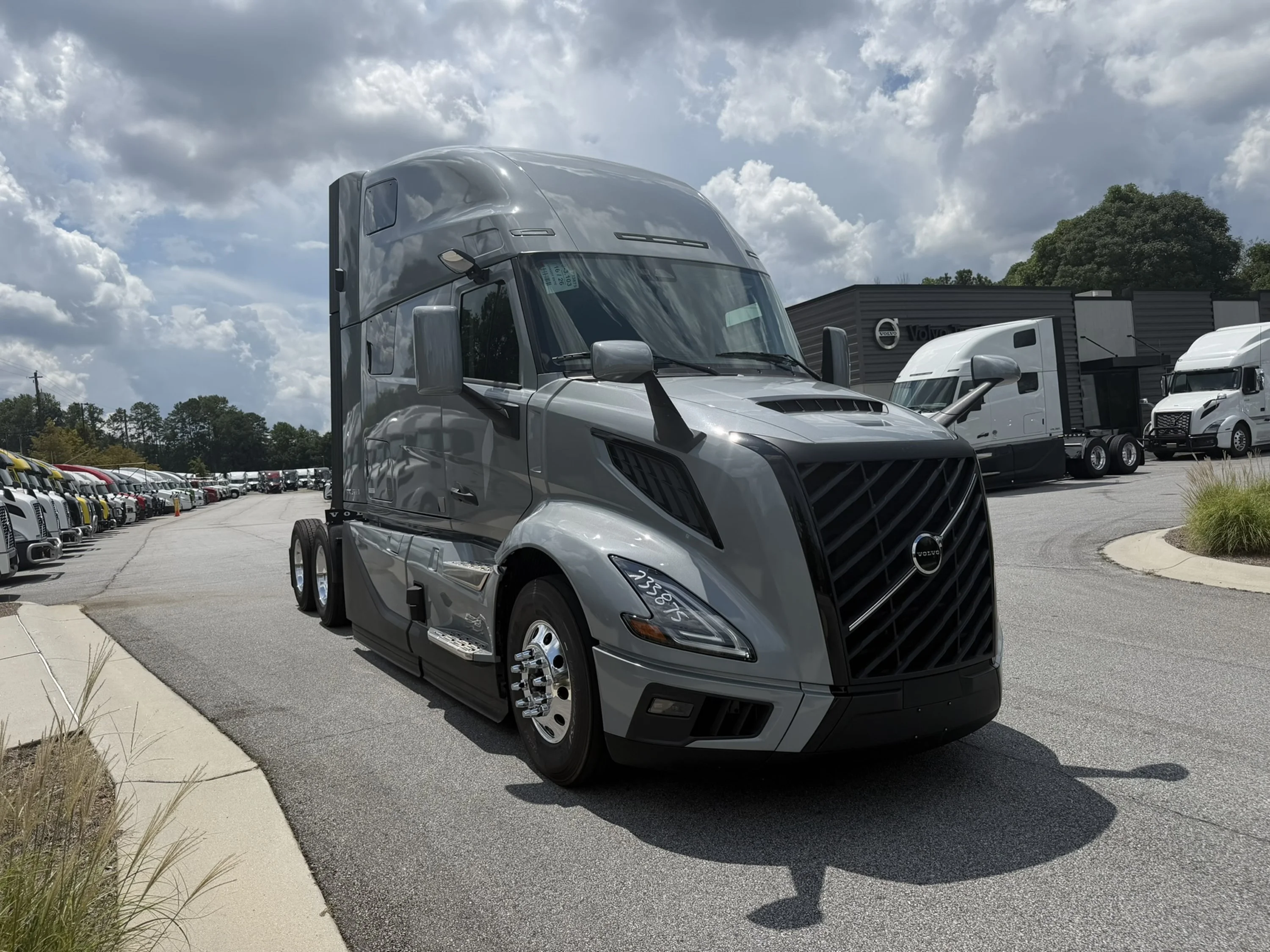 2027 Volvo VNL 860 in Macon, GA — photo 3