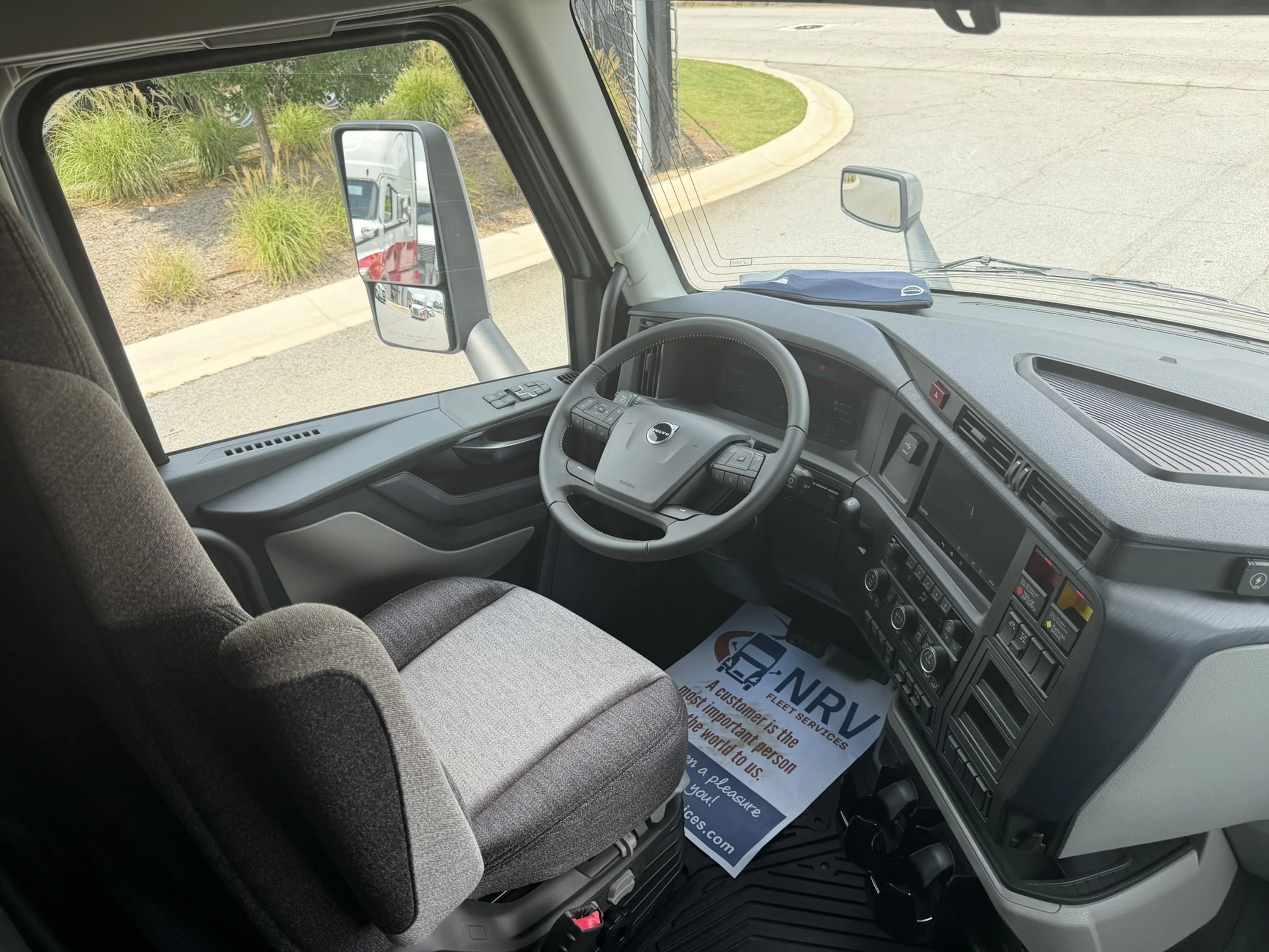 2027 Volvo VNL 860 in Macon, GA — photo 12